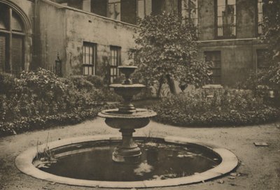 شجرة ونافورة التوت القديمة في حديقة قاعة درابرز ، c1935. بواسطة جويل