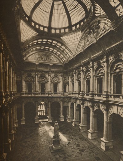 المحكمة الداخلية ذات الأسطح الزجاجية في البورصة الملكية ، c1935. بواسطة جويل