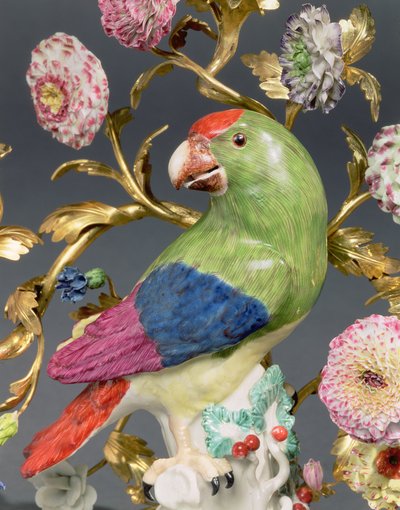 التفاصيل من زوج من شمعدانات Louis XV بثلاثة فروع Ormolu وببغاء Meissen ، حوالي 1742 بواسطة يوهان جواكيم كايندلر