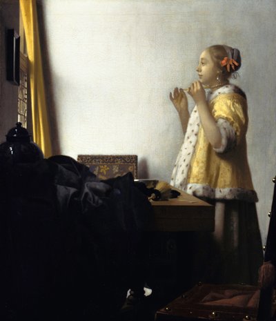 امرأة شابة مع عقد من اللؤلؤ بواسطة Johannes Vermeer