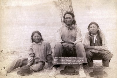 ثلاثة مراهقين من لاكوتا في ملابس غربية ، 1891 بواسطة جون سي جرابيل