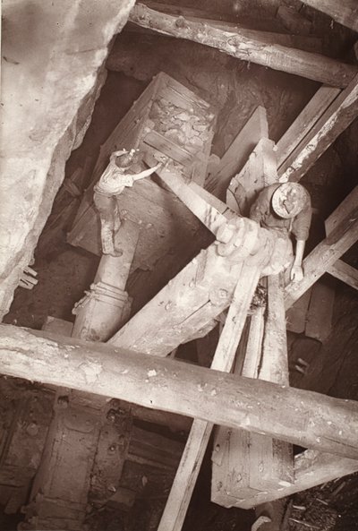 صندوق التوازن في منجم Dolcoath ، رسم توضيحي من "بين المناجم وعمال المناجم ، أو مشاهد تحت الأرض بواسطة Flash-Light" بواسطة JC Burrows و William Thomas ، حانة. 1893 (صورة بني داكن) بواسطة جون تشارلز بورو