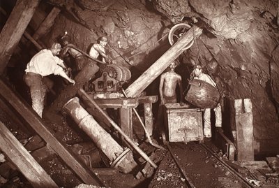 عمود المحرك في 406 ، منجم مطبخ Cook ، رسم توضيحي من "مناجم Mongst وعمال المناجم ، أو مشاهد تحت الأرض بواسطة Flash-Light" بواسطة JC Burrows و William Thomas ، حانة. 1893 (صورة بني داكن) بواسطة جون تشارلز بورو