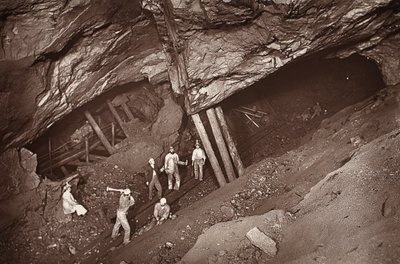 طريق الترام 70 ، منجم East Pool ، رسم توضيحي من "مناجم Mongst وعمال المناجم ، أو مشاهد تحت الأرض بواسطة Flash-Light" بواسطة JC Burrows و William Thomas ، حانة. 1893 (صورة بني داكن) بواسطة جون تشارلز بورو
