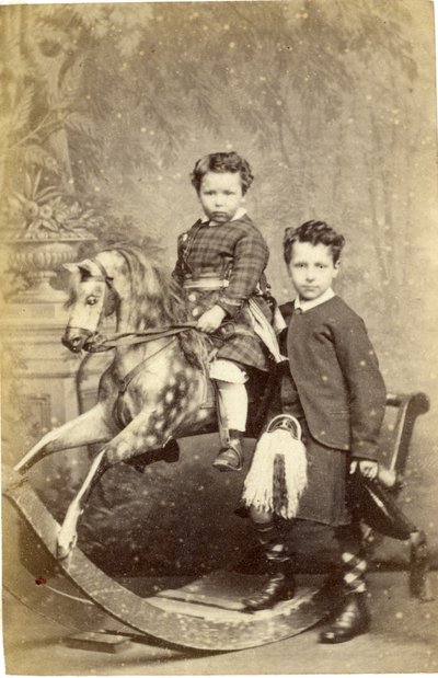 البنت الشابة، عن، حصان خشبي هزاز، ب، الولد الشاب.، إلى داخل، نقبة، تصنيف، 1860s، (albumen print) بواسطة جون هورسبيرج