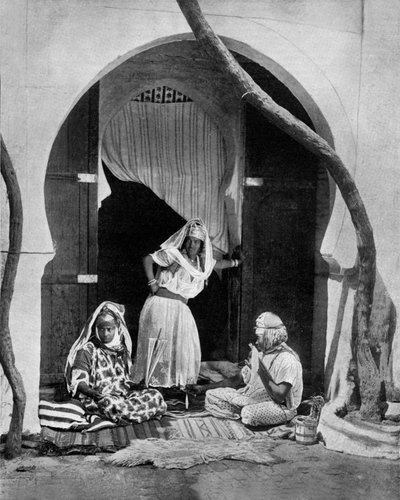 Moorish Women's Group ، الجزائر ، حوالي 1890 ، تصوير جون لوسون ستودارد (1850 1931) ترافيلر آند كونفيرنسير ، منشور تعليمي لـ -شيكاغو (صورة بالأبيض والأسود) بواسطة جون لوسون ستودارد