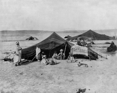 مخيم في الصحراء الكبرى ، أفريقيا (صورة b / w) بواسطة جون لوسون ستودارد