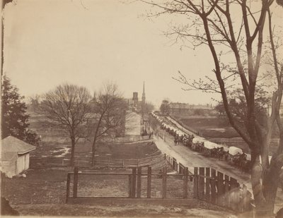 قطار من عربات الجيش يدخل بطرسبورغ، فيرجينيا، أبريل 1865 (صورة فوتوغرافية) بواسطة جون ريكي