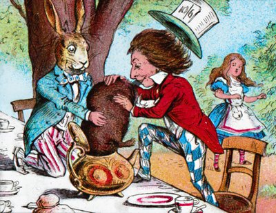 يحاول Mad Hatter و March Hare وضع Dormouse في إبريق الشاي ، c1910 بواسطة جون تينيل