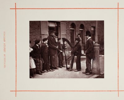 موسيقيو الشوارع الإيطاليون ، 1877. بواسطة جون طومسون