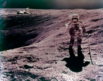 رائد الفضاء تشارلز ديوك في موقع هبوط ديكارت ، مهمة أبولو 16 ، أبريل 1972. بواسطة جون واتس يونغ