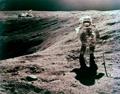 رائد الفضاء تشارلز ديوك في موقع هبوط ديكارت ، مهمة أبولو 16 ، أبريل 1972. بواسطة جون واتس يونغ