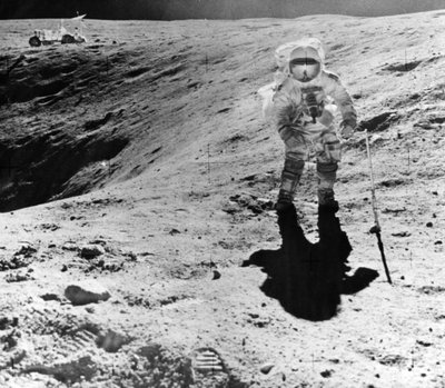 تشارلز ديوك يجمع العينات في موقع هبوط ديكارت أثناء مهمة أبولو 16 ، 1972 بواسطة جون واتس يونغ