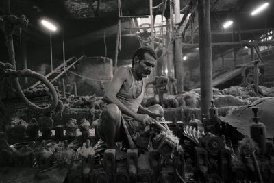 مصنع الجوت، كولكاتا، الهند، 2017 (صورة فوتوغرافية) بواسطة جون نيكلسون
