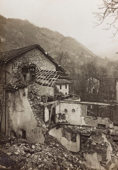 ألبوم "Meine weltkriegs - Erinnerungen South-West Front (Carinthia، Italien، South Tyrol) (حربتي العالمية - ذكريات عن الجبهة الجنوبية الغربية في كارينثيا ، إيطاليا ، ترينتينو-ألتو أديجي) 31/03/1915-12 / 11 / 1918 - Josef Zohles Wien ": أنقاض منزل (b / w ph بواسطة جوزيف زوهليس