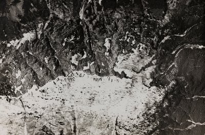 ألبوم "Meine weltkriegs - Erinnerungen South-West Front (Carinthia، Italien، South Tyrol) (حربتي العالمية - ذكريات عن الجبهة الجنوبية الغربية في كارينثيا ، إيطاليا ، ترينتينو-ألتو أديجي) 31/03/1915-12 / 11 / 1918 - جوزيف زوهليس فيين ": منظر جوي لمنطقة الحر بواسطة جوزيف زوهليس