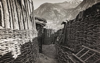 ألبوم "بلدي الحرب العالمية - ذكريات الجبهة الجنوبية الغربية (كارينثيا ، إيطاليا ، جنوب تيرول) (حربي العالمية - ذكريات الجبهة الجنوبية الغربية في كارينثيا ، إيطاليا ، ترينتينو ألتو أديجي) 31/03 / 1915-12 / 11 / 1918 - جوزيف زوهليس فيينا ": خندق (ص بواسطة جوزيف زوهليس