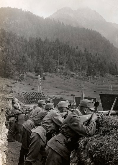 ألبوم "Meine weltkriegs - Erinnerungen South-West Front (Carinthia، Italien، South Tyrol) (حربي العالمية - ذكريات عن الجبهة الجنوبية الغربية في كارينثيا ، إيطاليا ، ترينتينو ألتو أديجي) 31/03/1915 - 12/11 / 1918 - جوزيف زوهليس فيين ": جنود في الخنادق (ب بواسطة جوزيف زوهليس