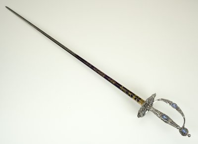 Smallsword ، حوالي عام 1790 (فولاذ ذو أوجه ، مصقول ، مزرق ومذهّب بالحديد وأواني جاسبر) بواسطة جوشيا ويدجوود