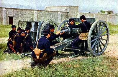 جنود فرنسيون بقذائف هاون أثناء العمل في معركة المارن شرق باريس ، سبتمبر 1914 (ذاتي اللون) بواسطة جول جيرفيه كورتيلمونت