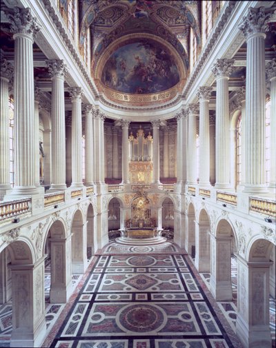 المنظر الداخلي للكنيسة ، بدأ في عام 1699 واكتمل بروبرت دي كوتي في عام 1710 بواسطة جول هاردوين مانسارت