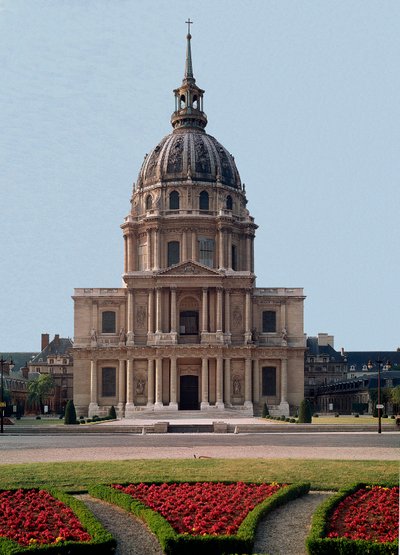 منظر جنوبي لقبة فندق des Invalides تم إنجازه بواسطة Jules Hardouin Mansart (1646-1708) في مشروع قام به Liberal Bruand. 1679-1708 باريس - قبة فندق des Invalides ، التي بنيت في 1679-1708 من قبل Hardouin Jules Mansart (1646-1708). باريس، فرنسا بواسطة جول هاردوين مانسارت