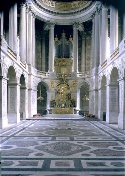 الكنيسة الملكية ، باتجاه الشرق نحو المذبح ، بدأت عام 1699 (صورة) بواسطة جول هاردوين مانسارت