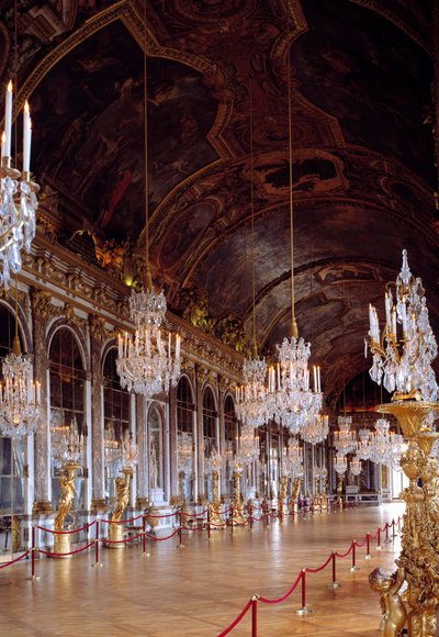تم ترميم منظر Galerie des Glaces في فرساي ، وتم بناؤه عام 1678 بواسطة Jules-Hardouin Mansart. قصر فرساي. بواسطة جول هاردوين مانسارت