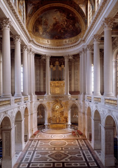 منظر للكنيسة الملكية التي رسمها هاردوين مانسارت عام 1709 وكرسها الكاردينال نويليس عام 1710. قلعة فرساي بواسطة جول هاردوين مانسارت