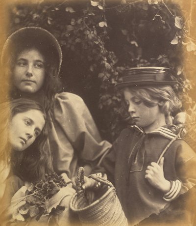 إليزابيث كيون ، وكيت كيون ، وفريدي جولد ، ج. 1866-1868. بواسطة جوليا مارغريت كاميرون