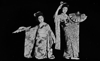 الفتاة الراقصة Kimi-chiyo تحضر تقريبًا كل حفلة على الطراز الياباني في طوكيو c1900 ، 1921 بواسطة شارع جوليان ليونارد