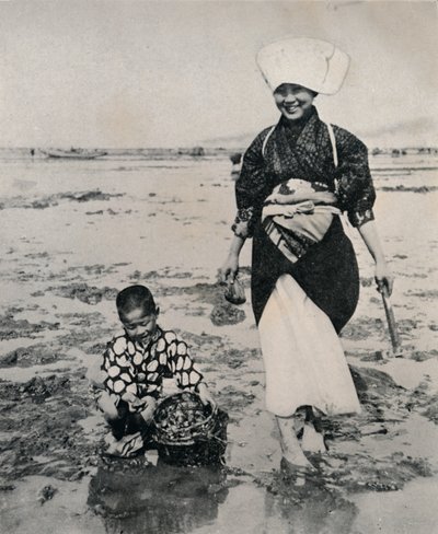 حفر المحار في المد المنخفض في خليج طوكيو ، c1900 ، 1921 بواسطة شارع جوليان ليونارد