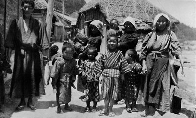عائلة كبيرة من الصيادين الشباب في نابوتو ، مع تسعة أطفال ، c1900 ، 1921 بواسطة شارع جوليان ليونارد