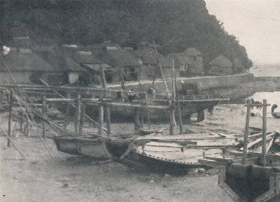 Tai-no-ura - منازل صغيرة على هامش الرمل مع قوارب الصيد ، c1900 ، 1921 بواسطة شارع جوليان ليونارد