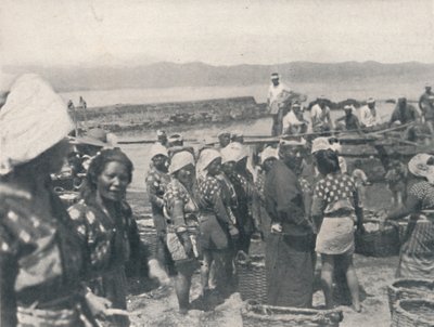 Tai-no-ura - قوارب الصيد ، رجال ونساء بشبكات وسلال ، c1900 ، 1921. بواسطة شارع جوليان ليونارد