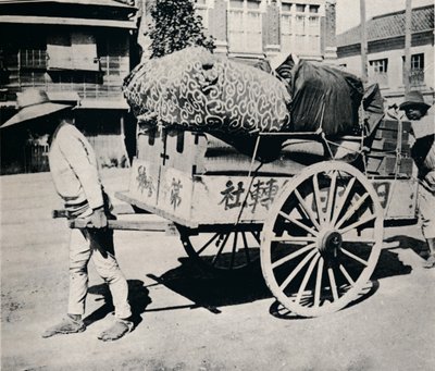 اليابانيون ليسوا عبيدا للممتلكات. يمكن لمعظمهم نقل المنزل عن طريق عربة يدوية ، c1900 ، 1921. بواسطة شارع جوليان ليونارد