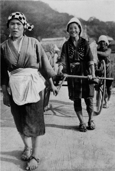 ثلاثة أجيال من النساء تتحرك عربة مع جدتها في الخلف ، تدفع ، c1900 ، 1921. بواسطة شارع جوليان ليونارد