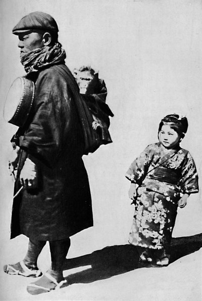 مع طبله وقرده ، فإن اليابان تعادل طاحونة الأعضاء القديمة الطراز ، c1900 ، 1921. بواسطة شارع جوليان ليونارد