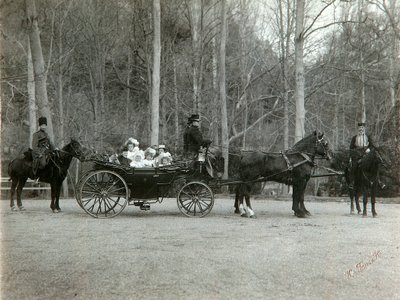 القيصر نيكولاس الثاني من روسيا مع عائلته في حديقة Tsarskoye Selo ، روسيا ، 1900s. بواسطة ك.فون هان