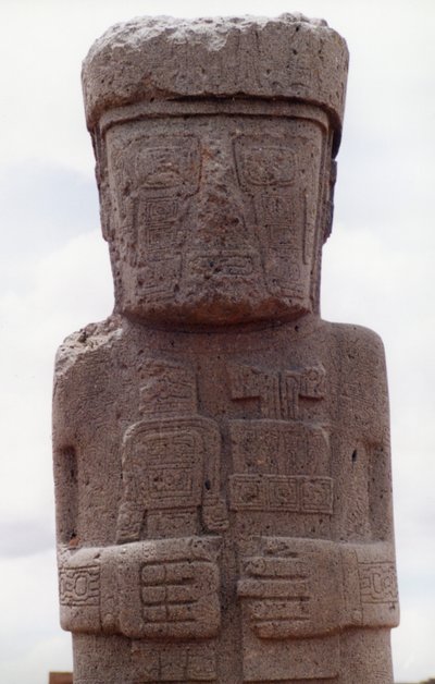 منوليث بونس الواقف في كالاساساي، منطقة المعبد في موقع ما قبل الكولومبي، بُني في القرن الثامن إلى العاشر الميلادي (انظر أيضاً 138751) بواسطة كاتي أتينبورو