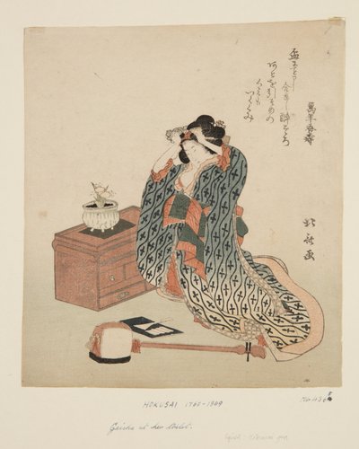 Shamisen Player يقوم بضبط شعرها (طباعة خشبية ملونة) بواسطة كاتسوشيكا هوكوساي
