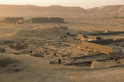 أبيدوس، لمحة عامة عن موقع السور الاحتفالي للفرعون آها من الأسرة الأولى في عهد الفرعون آها، حوالي 2950 قبل الميلاد، ...، 2005 (صورة) بواسطة كينيث جاريت