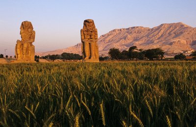تمثالي ممنون؛ أمنحتب الثالث; بواسطة كينيث جاريت