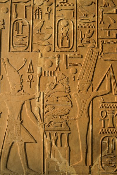 تفاصيل نقش بارز من مصلى سنوسرت الأول الأبيض في الكرنك، المملكة الوسطى؛ يصور حورو ...، 2001 (الصورة) بواسطة كينيث جاريت