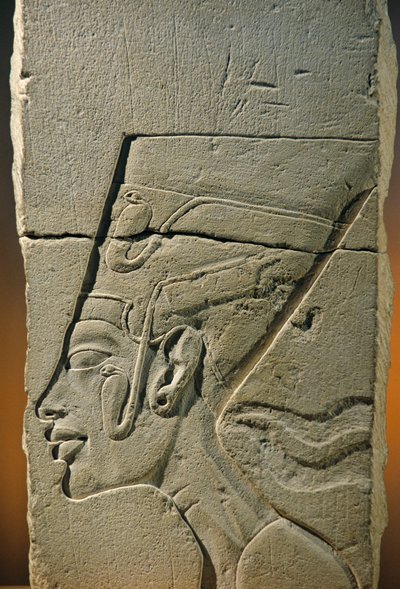 نموذج نحات لنقش بارز لرأس نفرتيتي، العمارنة؛ معبد آتون؛ حجر جيري، 2009 (الصورة) بواسطة كينيث جاريت
