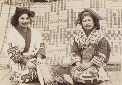 نساء أينو ، ج .1890s (طباعة الجيلاتين الفضية) بواسطة كنزو تاموتو