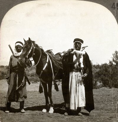 شيخ وحارسه الشخصي ، سوريا ، القرن العشرين. بواسطة شركة كيستون فيو