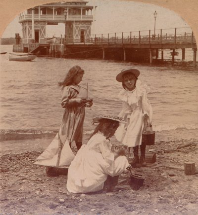 اللعب على الشاطئ c1900 بواسطة شركة كيستون فيو