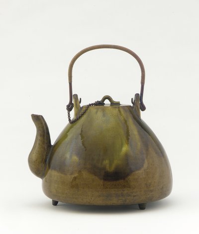 إبريق شاي وير ميناتو ، إبريق شاي (دوبين) ، منتصف القرن التاسع عشر (خزف بسلسلة نحاسية من الرصاص ، مقبض نحاسي وخشاني) بواسطة Kichibei Ueda
