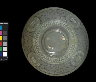 سلطانية مع رافعات وسحب ، حوالي 1150-1200 (خزف حجري مزجج بالسيلادون) بواسطة المدرسة الكورية